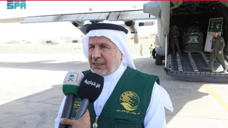 Saudi Arabia and Jordan work together to send food aid by air to the Gaza Strip.